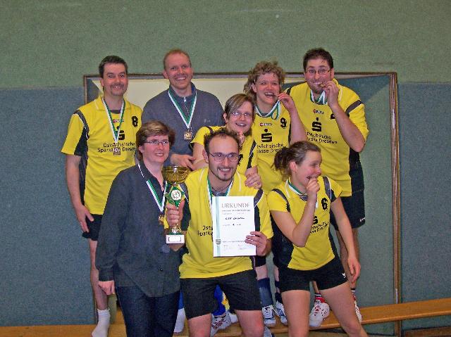 Sach.Mixed in Zwickau194_edited.JPG - Von links oben: Thomas,Daniel,Ines,Oliver, Mitte: Sylvia, reihe unten von links: Katrin,Kapitän Frank und Sabine